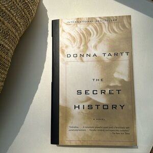 the secret history | donna tartt | paperback book